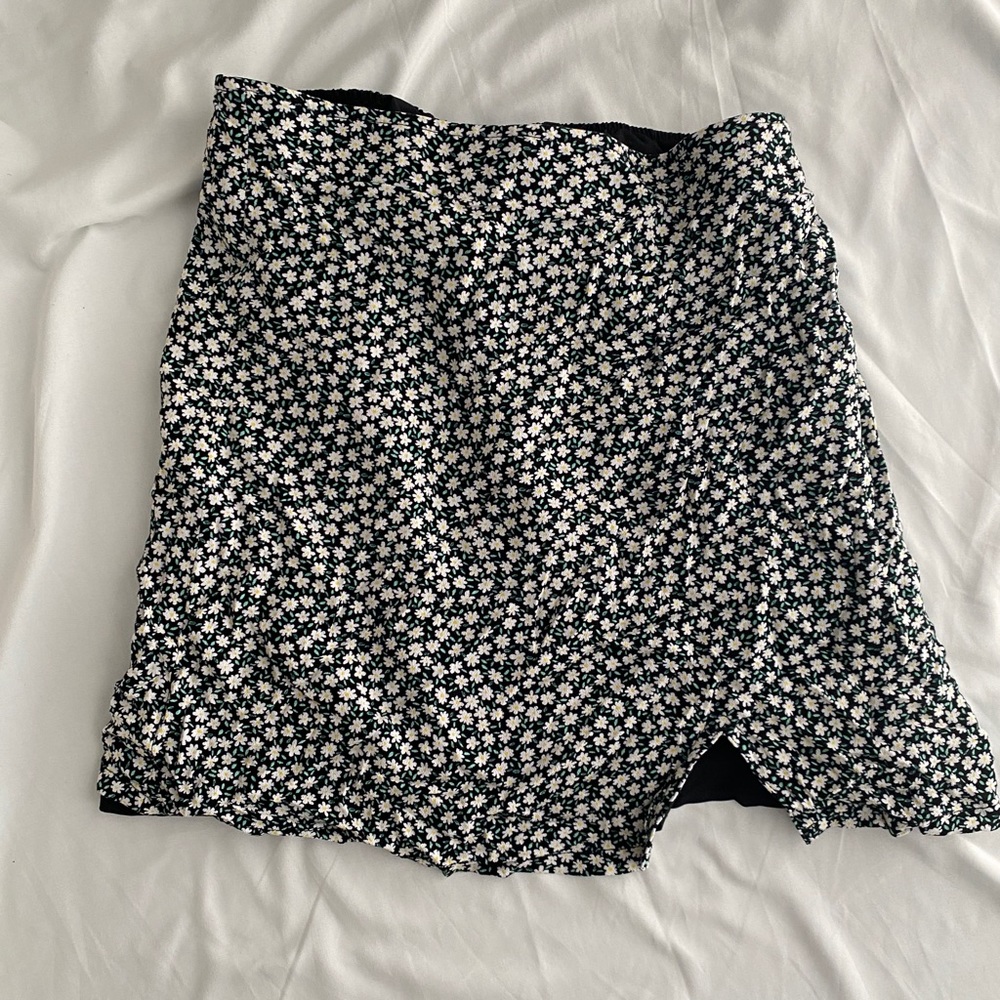 💖 4 for $25 sale 🎉 
Floral mini skirt with slit